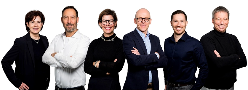 Gruppenbild des gesamten Teams vor weißem Hintergrund. Von links nach rechts stehen lächelnd nebeneinander: Katja Hoffmeister, Christoph Edlinger, Rita Feilen, Ralph Schlüter, Jannik Rossmann und Stefan Pollpeter.